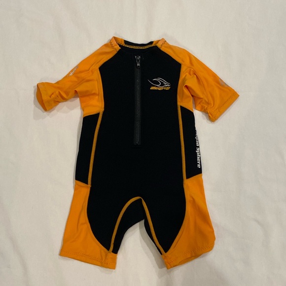 Aqua Sphere Stingray black and orange toddler kids neoprene wet suit SIZE 4 - Picture 1 of 6